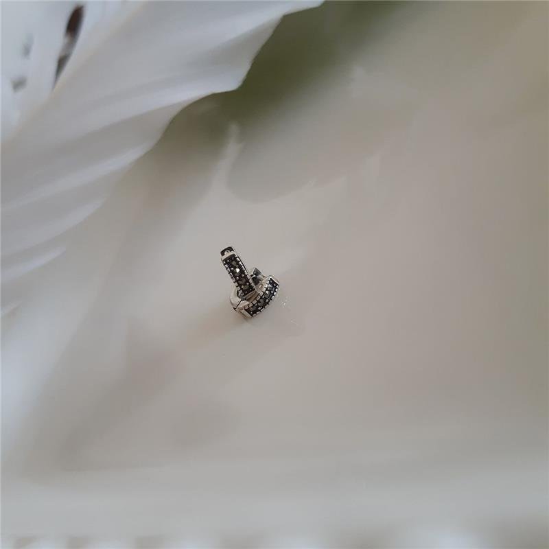 BRINCO ARGOLA FINA PEQUENA CRAVEJADA COM MARCASSITAS