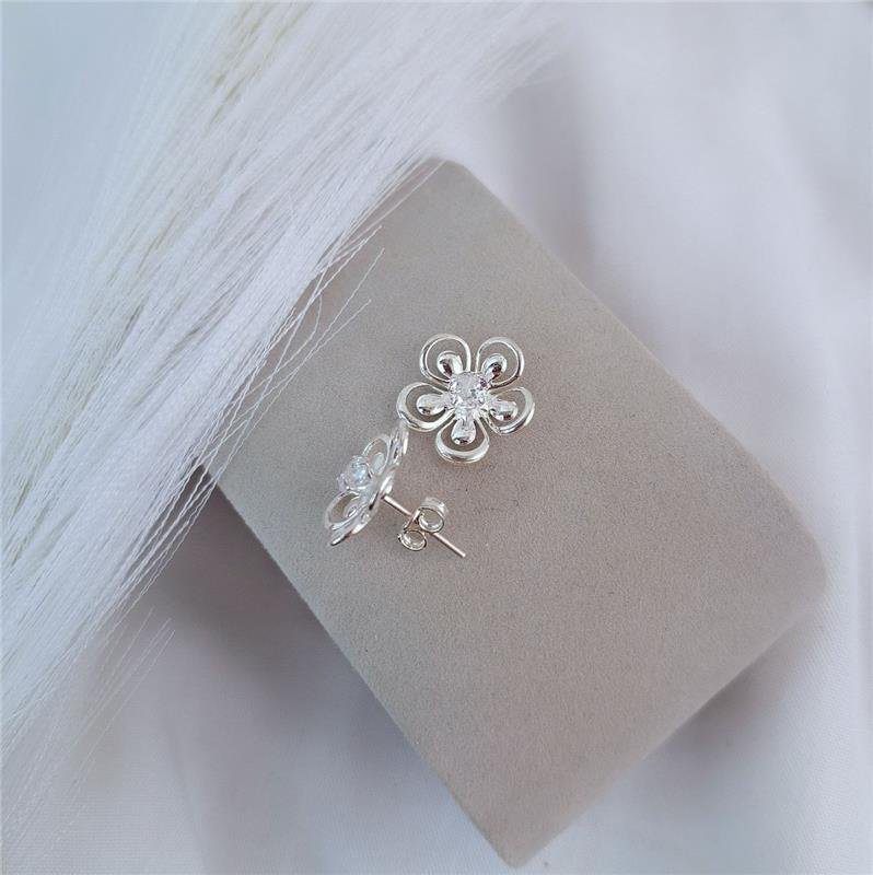 BRINCO PRATA 925 FLOR 1,9 CM PÉTALAS VAZADAS MIOLO PONTO LUZ